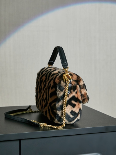 フェンディバッグ背面デザイン